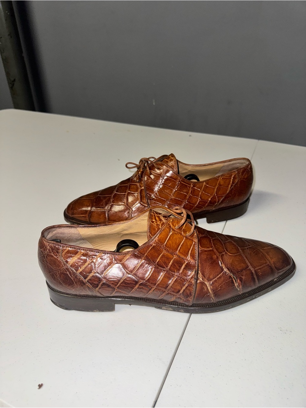 Men's Croc-Embossed Leather Derby Shoes in Chestnut Brown